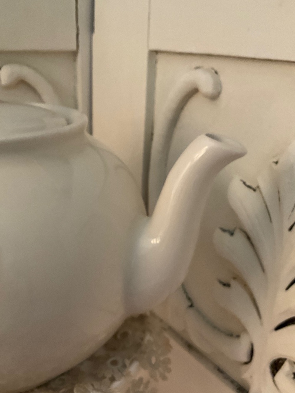 Classic White English Teapot - Picture 3 of 12